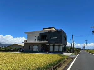 壮围喃参包栋民宿的路边的一栋建筑 更多18张照片