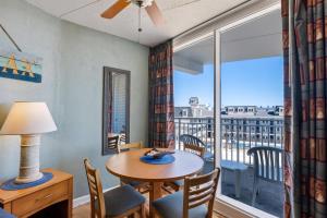 Un comedor con mesa y sillas y una gran ventana. en 6201 Ocean Ave, Unit 406 - The Nassau Inn, en Wildwood