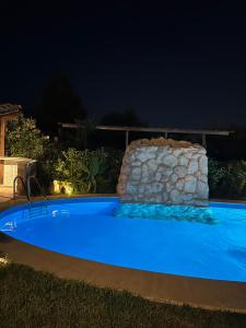 Palm Nest Villa with private pool in Chalkidiki内部或周边的泳池