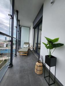 Balkón alebo terasa v ubytovaní Luksusowy Apartament Bliska Wola SABA