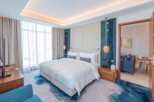 מיטה או מיטות בחדר ב-Abesq Doha Hotel and Residences, an IHG Hotel