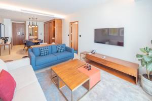 טלויזיה ו/או מרכז בידור ב-Abesq Doha Hotel and Residences, an IHG Hotel