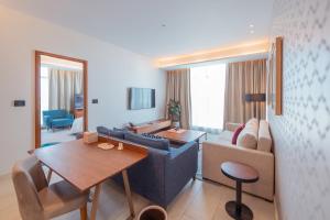 אזור ישיבה ב-Abesq Doha Hotel and Residences, an IHG Hotel