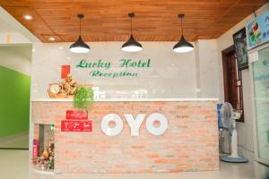 Thôn An HòaにあるLucky Homéの煉瓦壁の看板のあるレストラン