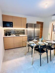 a kitchen with a table and chairs in a room at Suite Menton - Coliving, Parking & Breakfast in Cagnes-sur-Mer