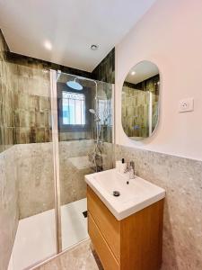 a bathroom with a sink and a shower at Suite Menton - Coliving, Parking & Breakfast in Cagnes-sur-Mer
