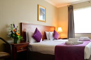 En eller flere senger på et rom på Lawlors Hotel