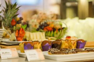 una mesa cubierta con platos de comida en la parte superior en Montana-Hotel Ellwangen, en Ellwangen