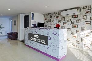 a reception desk in a room with at Townhouse Tipsyy Near Bestech Central Square Mall in Gurgaon
