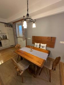 a dining room with a wooden table and chairs at Ferienwohnung Zum Fiaker in Garmisch-Partenkirchen