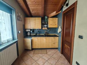 Eldhús eða eldhúskrókur á Stea monolocale loft in villa