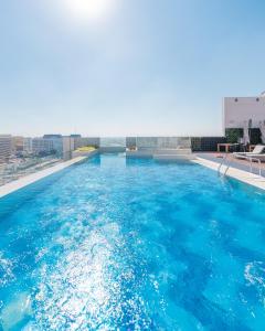 ドーハにあるAbesq Doha Hotel and Residences, an IHG Hotelの建物の上にあるプール