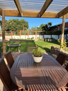 En have udenfor Revival House Shalom