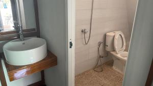 a bathroom with a sink and a toilet at Petra Garden in Sungailiku