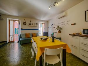A television and/or entertainment centre at El Nin Apartment with Terrace