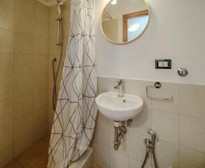 A bathroom at El Nin Apartment with Terrace