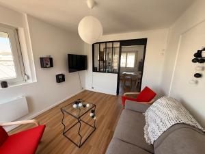 TV a/nebo společenská místnost v ubytování Appartement spacieux rénové, vue mer - 2 chambres