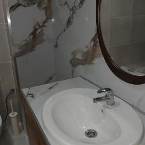 Un baño con un lavabo blanco y un espejo. en Villa Regio Studio & Garden, en Vila do Conde 13 fotos más
