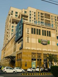 Fotografie z fotogalerie ubytování Premium Goldcrest Living Modern Apartments Near Lahore Airport & MM Alam Road v destinaci Dargai
