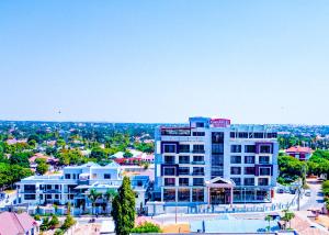 DodomaGerwill Hotel的顶部有标志的建筑物