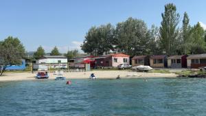 un gruppo di case sulla riva di un corpo idrico di Vik Son Family Beach a Sevan