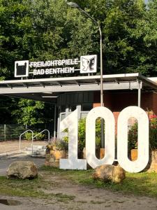 un benzinaio con un grande cartello davanti di An der alten Mühle 2 - FeWo 80qm, zwei Schlafzimmer, Südterasse und Wallbox a Bad Bentheim