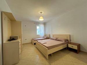 Fotografie z fotogalerie ubytování Coastal Comfort - Spacious 1-Bedroom Stay v destinaci Lezhë
