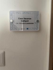 een bordje op een deur met de tekst casa vaza calhtml bij Casa Vacanza Gallipoli 1D in Gallipoli