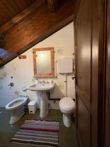 a bathroom with a toilet and a sink at Appartamento Vistabella in Livigno