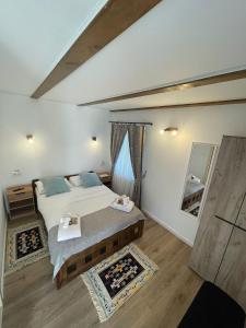 Un dormitorio con una cama grande y un espejo. en Casa Vonvea, en Ocna Şugatag 22 fotos más