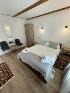 Un dormitorio con una cama grande con toallas. en Casa Vonvea, en Ocna Şugatag