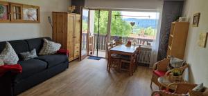 un salon avec un canapé et une table dans l'établissement Ferienwohnung deine Auszeit im Allgäu, à Missen-Wilhams