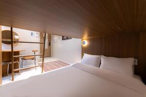 Slowon Hostel 슬로우온 호스텔 홍대 객실 침대