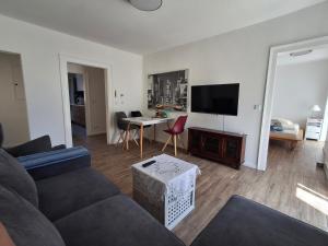 a living room with a couch and a table at Erdgeschoss 75 m2 Großer Parkplatz WLAN Terrasse 30 m2 Übernachtung Unterkunft in Talheim