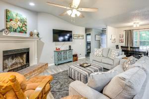Una sala de estar con un sofá y una chimenea. en The Wildwood House in Hot Springs Village!, en Hot Springs Village