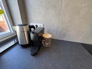 a coffee maker sitting on a counter next to a coffee pot at Nieuw in 2025 Bundi Coast Vakantiehuis bij Strand & Duinen in Egmond aan Zee