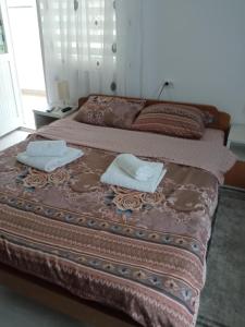 a bed with two towels on top of it at seosko turisticko gazdistvo milanovic zuc in Žuč