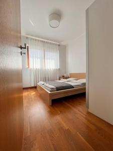 Posteľ alebo postele v izbe v ubytovaní Mercury two-bedroom apartment & parking