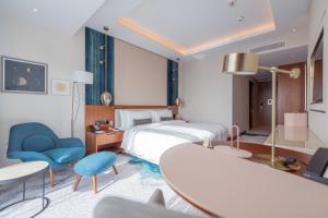Abesq Doha Hotel and Residences, an IHG Hotelにあるベッド
