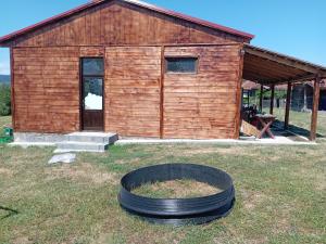 a building with a tire in front of it at Konaci Čakarević in Dragačica
