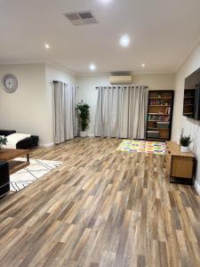 TV a/nebo společenská místnost v ubytování HomeVibe + 18 fotografií