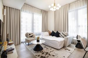 Una cama o camas en una habitación de Stylish Apartment - Private Beach - Port de La Mer 42 fotos más