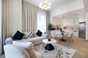 Una cocina o cocineta en Stylish Apartment - Private Beach - Port de La Mer