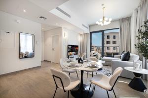 Un lugar para sentarse en Stylish Apartment - Private Beach - Port de La Mer