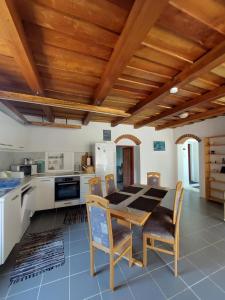 eine Küche mit Tisch und Stühlen in einem Zimmer in der Unterkunft Casa Georgio Vendégház in Szentgyörgyvár