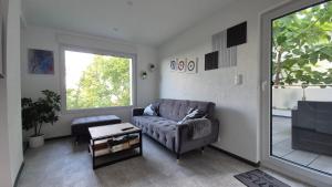 a living room with a couch and a window at Volkspark-3-Zimmer-Wohnung-4 Betten-Mainz in Mainz