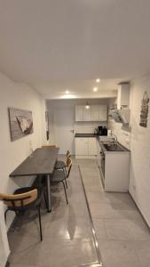 a kitchen with a table and chairs in a kitchen at Volkspark-3-Zimmer-Wohnung-4 Betten-Mainz in Mainz