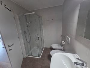 A bathroom at Apartment Bruneck Central