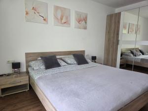A bed or beds in a room at Apartment Bruneck Central