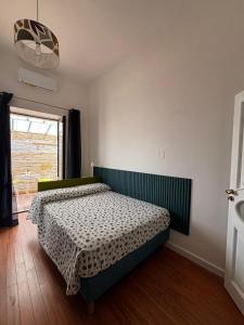 Guest House Emma في Boscotrecase: غرفة نوم بها سرير في غرفة بها نافذة